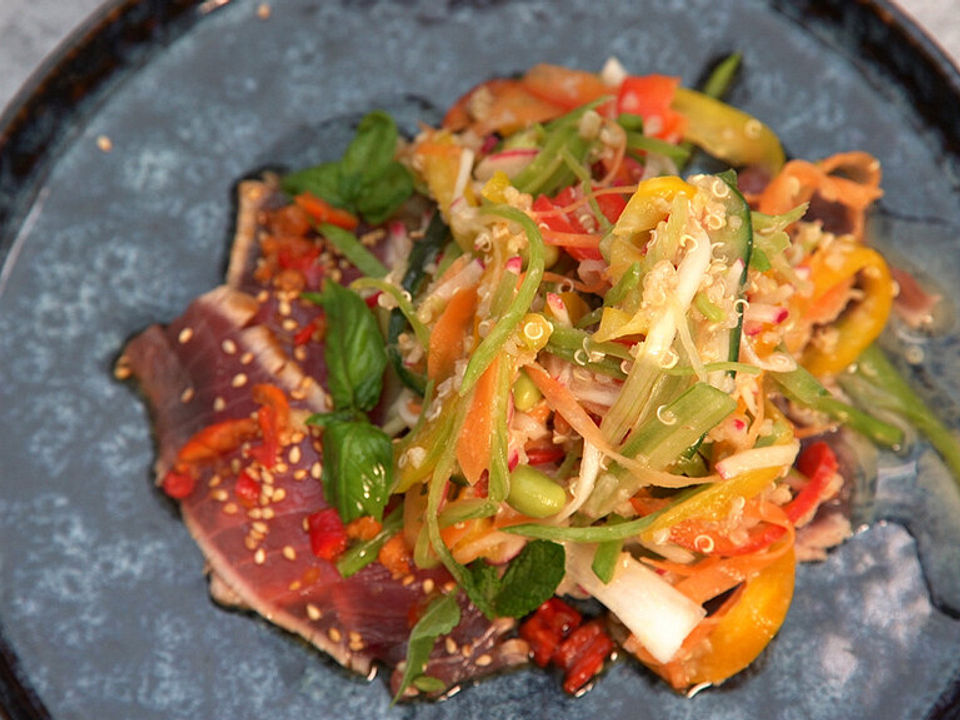 Thunfisch-Carpaccio mit Miso-Gemüse und Chili-Limetten-Dressing von ...