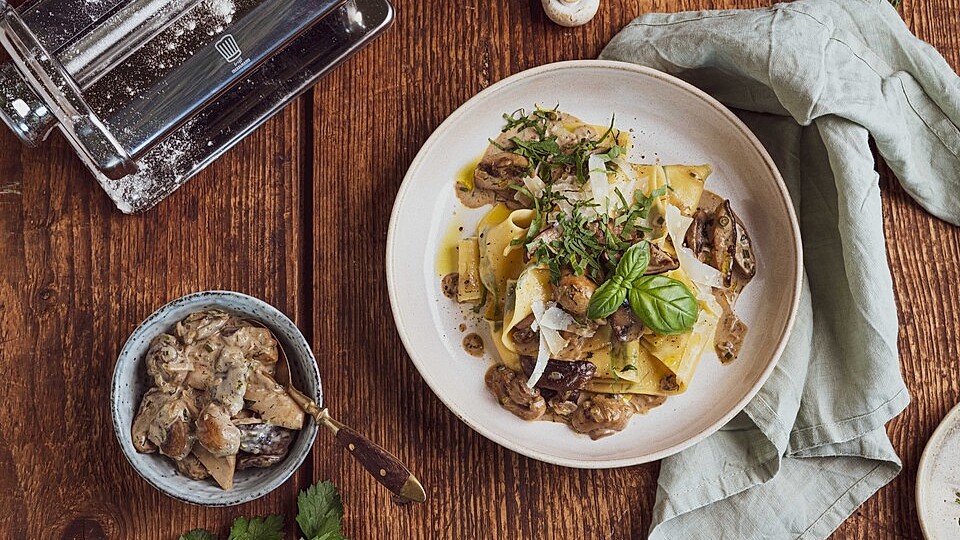 Frische Kräuter-Pappardelle aus der Pasta-Maschine von chefkochtrifftfackelmann