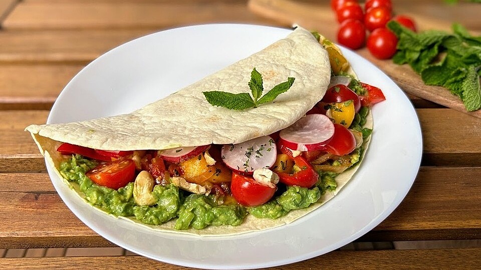 Wraps mit Mango-Paprika-Minz-Ragout und Tomaten auf Avocado-Vanille-Dip ...