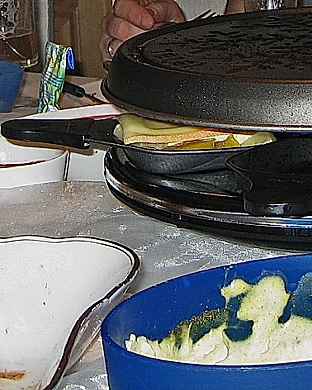 Puten-Obst-Raclette mit Currysauce