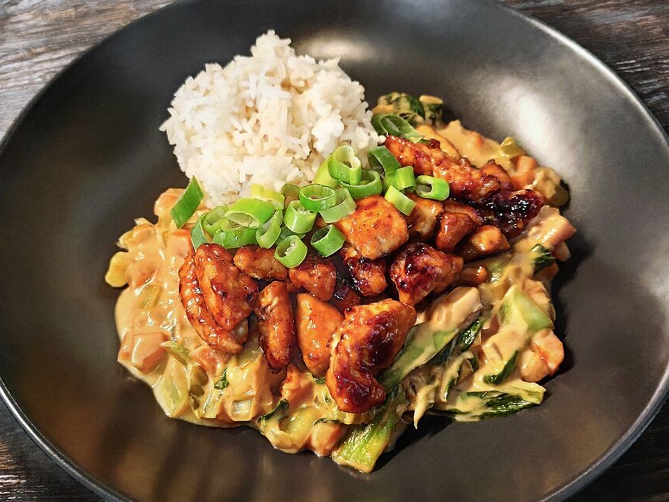 Pak Choi und Möhren in Erdnuss-Ingwer-Chili-Sauce mit glasiertem Hähnchen