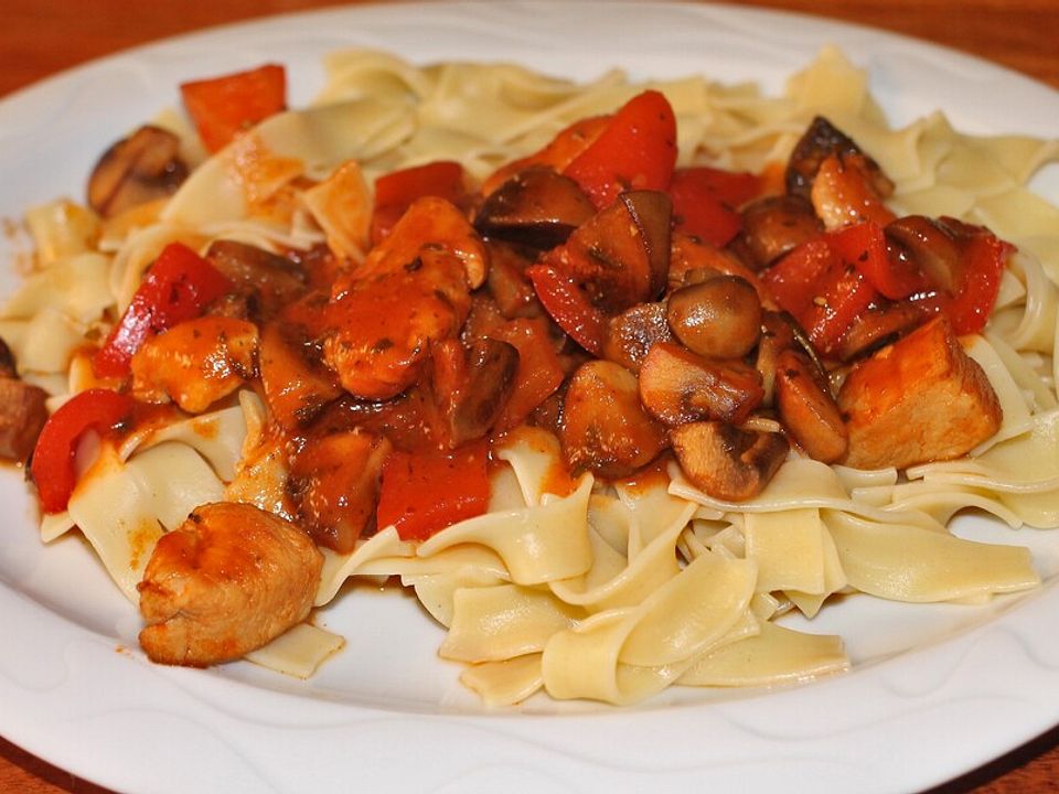 Hähnchen-Gulasch mit Paprika und Champignons von SessM| Chefkoch