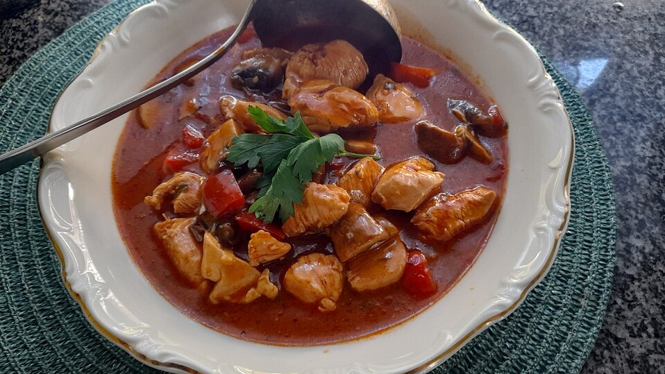 Hähnchen-Gulasch mit Paprika und Champignons von SessM Hähnchen-Gulasch mit Paprika und Champignons von SessM