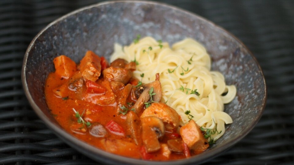Hähnchen-Gulasch mit Paprika und Champignons von SessM Hähnchen-Gulasch mit Paprika und Champignons von SessM