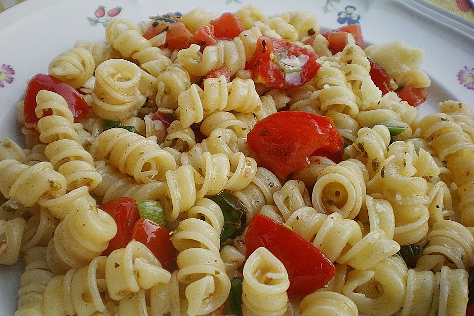 Sommer - Spaghetti mit kalter Tomatensoße