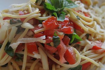Sommer - Spaghetti mit kalter Tomatensoße