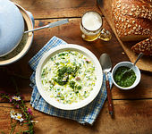 Vegetarische Käse-Lauch-Suppe mit Kräuterpesto