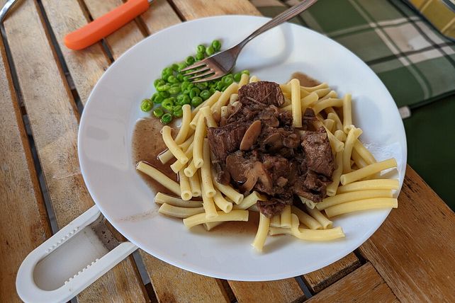 Rindergulasch mit Champignons und Rotweinsoße von Spaceryder| Chefkoch