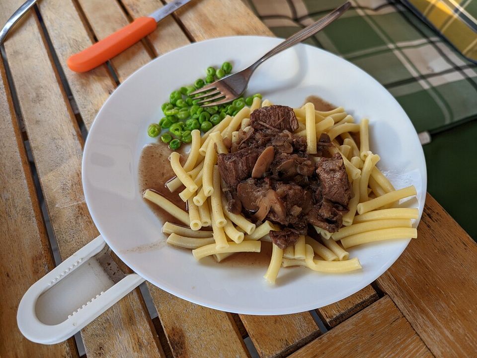 Rindergulasch mit Champignons und Rotweinsoße von Spaceryder| Chefkoch