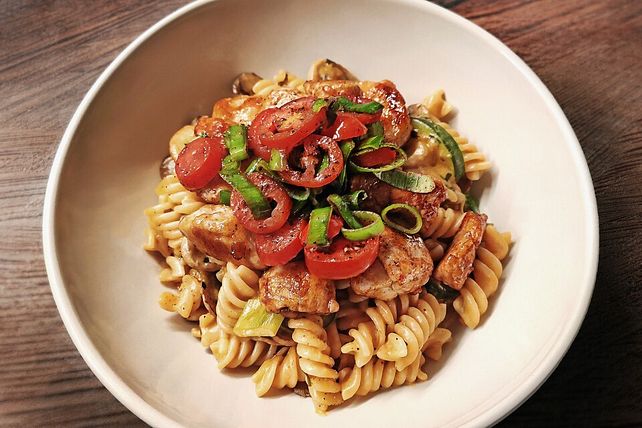 Hähnchen auf Pasta mit Champignons und Zucchini in Chili-Ingwer-Sauce ...