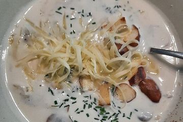 Sauerkraut-Rahmsuppe mit Brezel-Croûtons