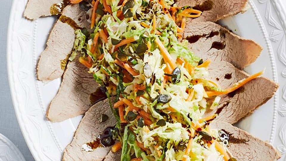 Wirsing-Butternusskürbis-Salat mit pochiertem Kalbstafelspitz