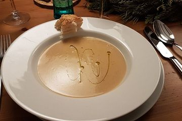 Weihnachtliche Maronen-Riesling-Suppe mit Blätterteigsternen