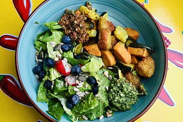 Vegane Nugget-Bowl mit Salat und Blaubeeren