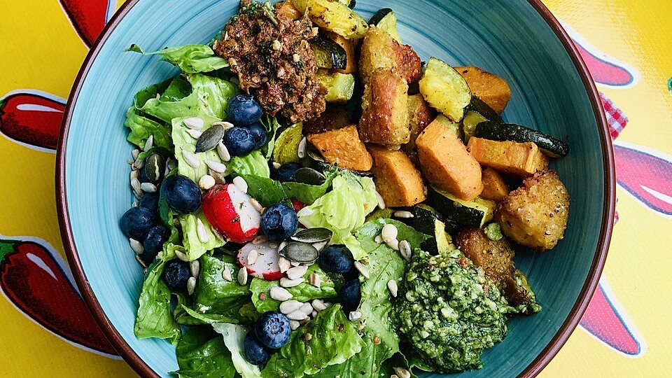 Vegane Nugget-Bowl mit Salat und Blaubeeren-image