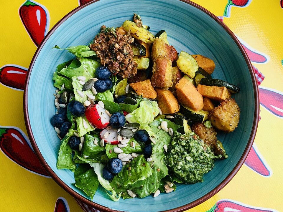 Vegane NuggetBowl mit Salat und Blaubeeren von energybird Chefkoch
