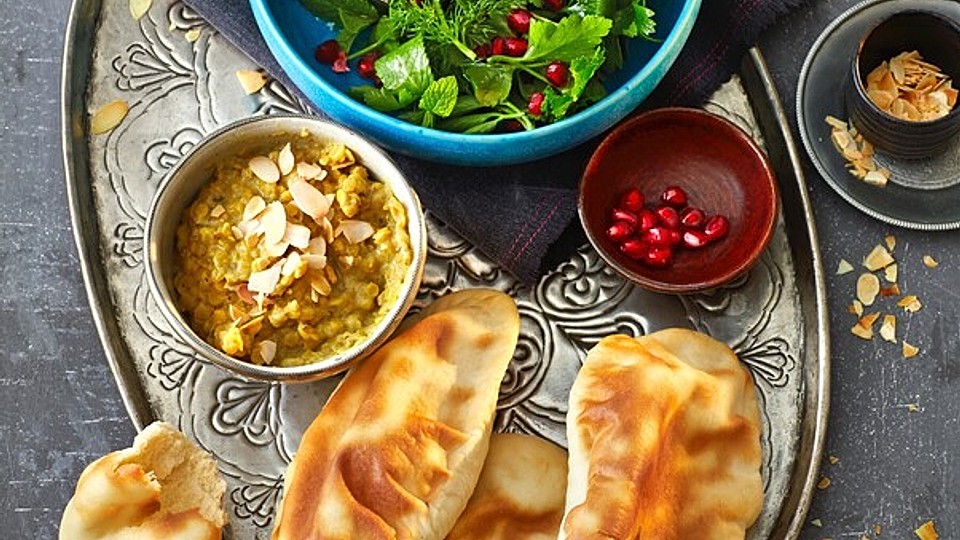 Curry-Dhal mit Naan-Brot und Kräutersalat