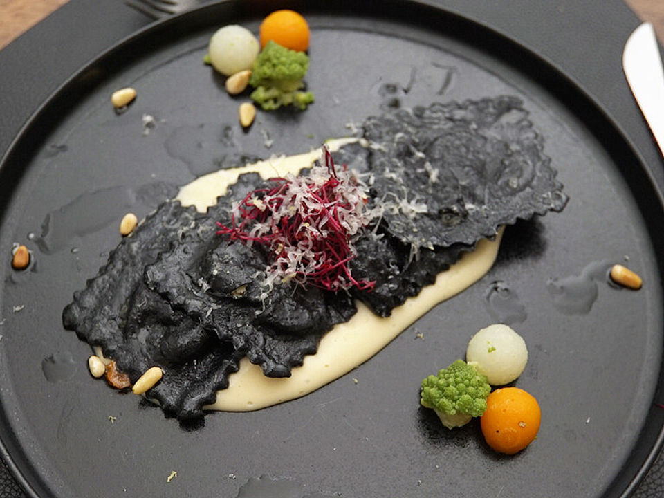 Schwarze Ricotta-Tomaten-Ravioli in Zitronen-Weißwein-Soße von ...