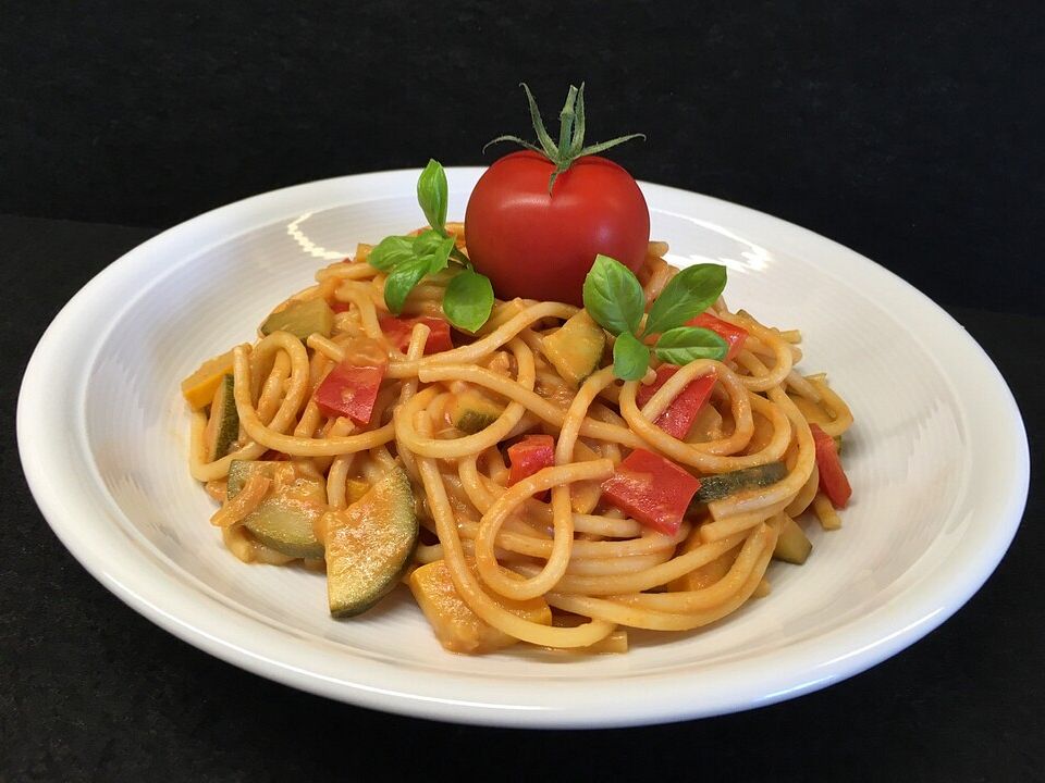 Nudeln mit cremiger Paprika-Zucchinisauce von Jasmin1001| Chefkoch