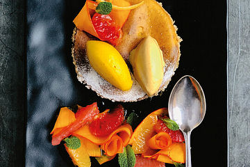 Kürbis-Käsekuchen mit Zitrusfrucht und süßsaurem Kürbissalat