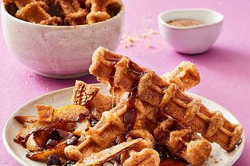 Churro-Waffeln mit Gewürzbirnen