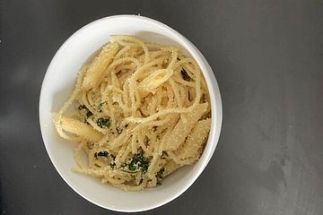 Knoblauchspaghetti mit Petersilien-Basilikum-Soße