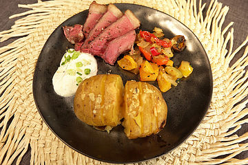 Black Angus Porterhouse Steak mit Hasselback-Kartoffeln, Sour Cream und Grillgemüse