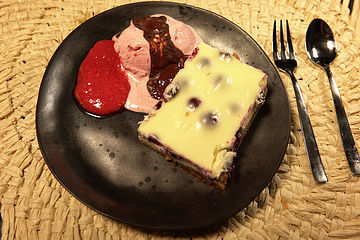 Blueberry Cheesecake mit frischem Erdbeereis mit Grillschokolade