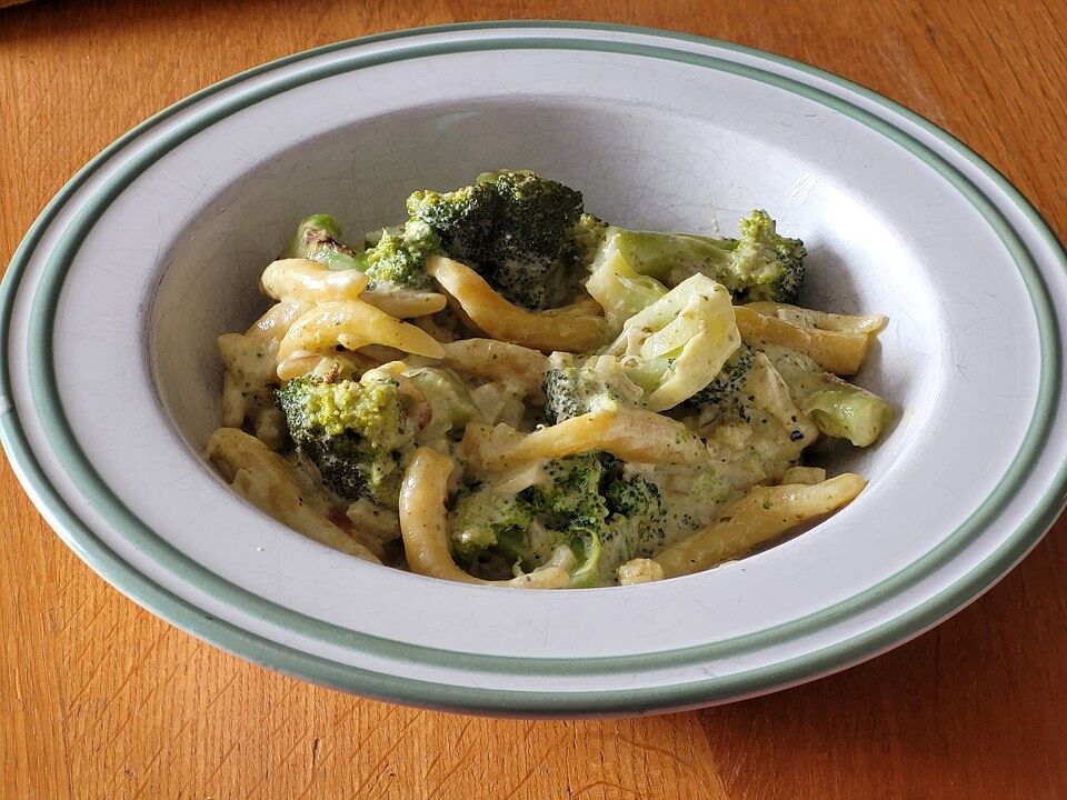 Brokkoli-Schupfnudeln mit Pesto-Sahnesoße von Nudili| Chefkoch