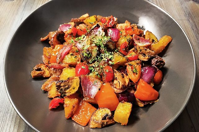 Veganes, rustikales Kartoffel-Grillgemüse mit würziger Curry-BBQ ...