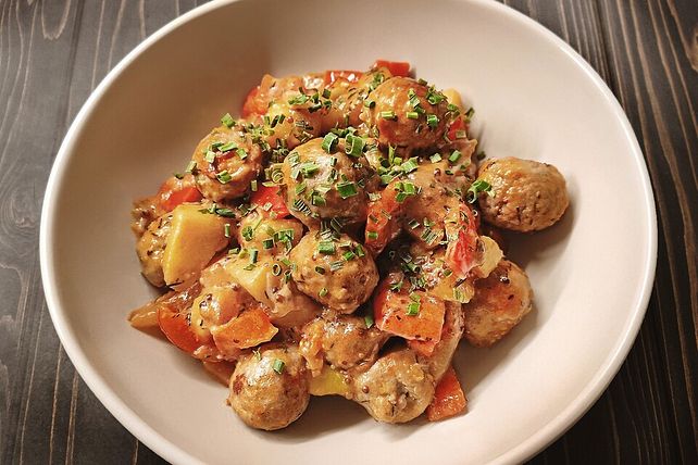 Bratwurstbällchen mit Kartoffeln und Paprika in cremiger Thymian-Honig ...