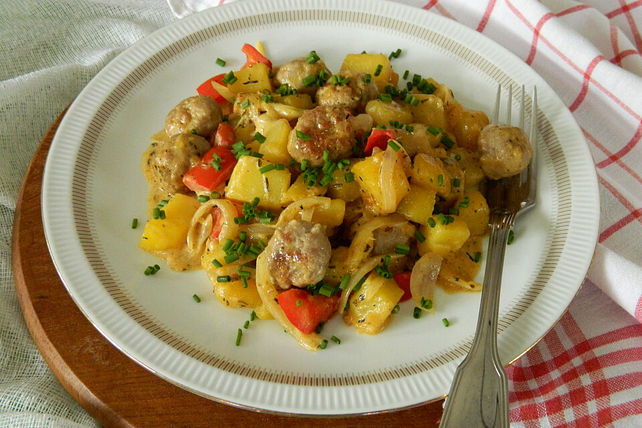 Bratwurstbällchen mit Kartoffeln und Paprika in cremiger Thymian-Honig ...