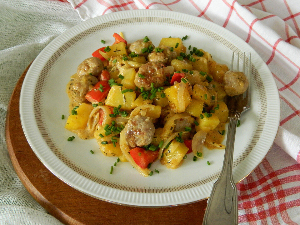 Bratwurstbällchen mit Kartoffeln und Paprika in cremiger Thymian-Honig ...