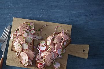 Wurstsalat auf Bauernbrot