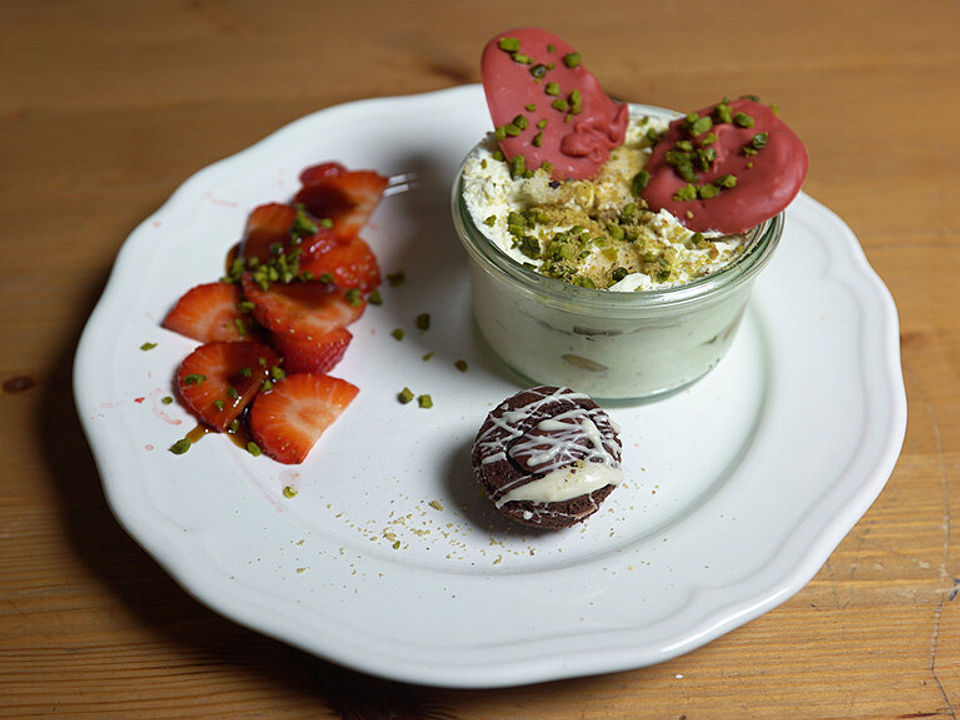 Pistazientiramisu mit Schoko-Chili-Praline und Erdbeercarpaccio mit ...