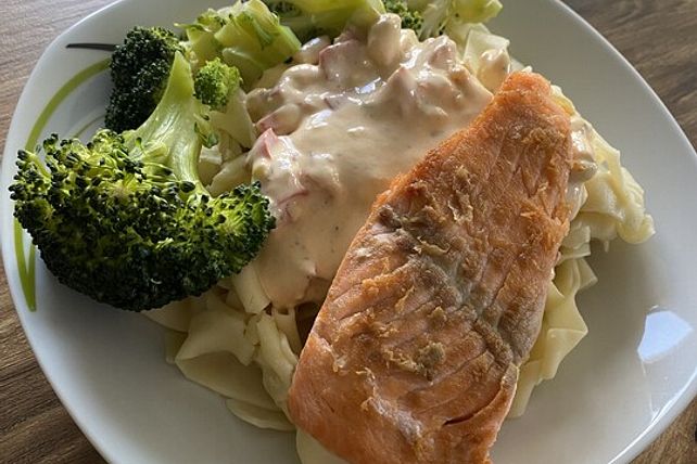 Lachs mit Bandnudeln in Weißweinsoße und Brokkoli von dreitmon| Chefkoch