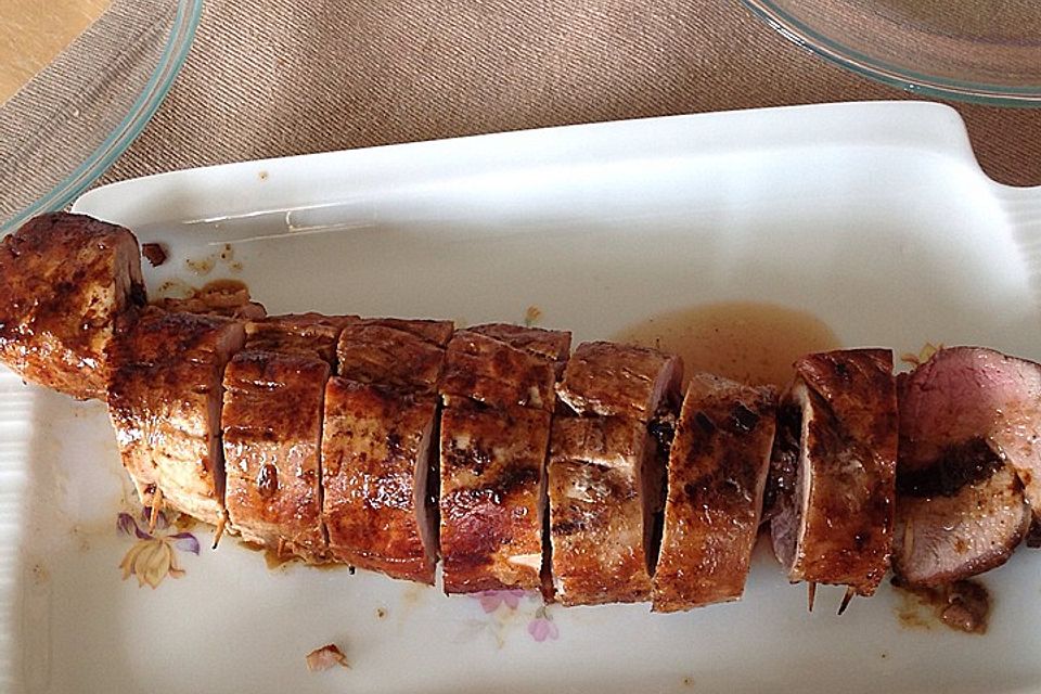 Schweinefilet mit Dörrpflaumen und Schinkenspeck
