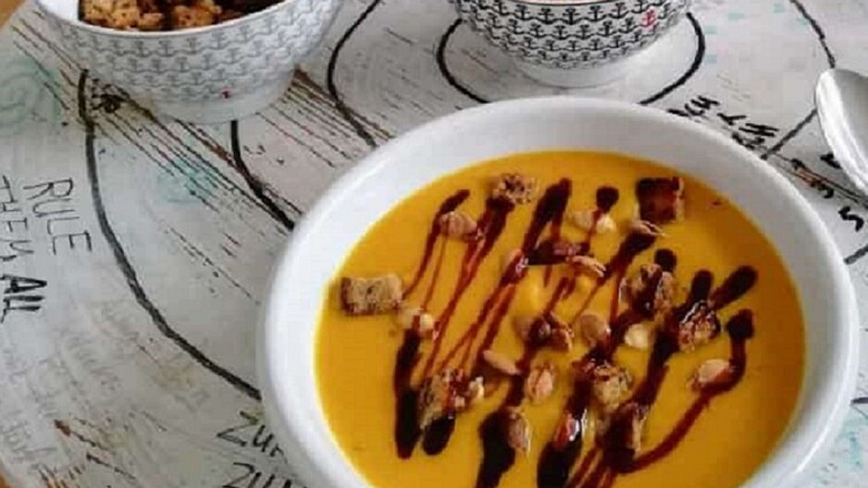 Kürbiscremesuppe mit gerösteten Kürbiskernen und Croutons von Finnschel