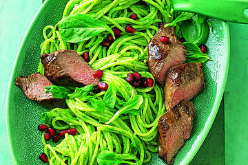 Spaghetti-Feldsalat-Carbonara mit Lammfilet