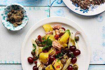 Kartoffelsalat mit Kapern, Thunfisch und Olivenbrösel
