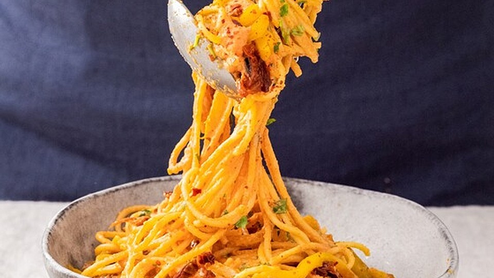 Spaghetti mit Paprika-Haselnuss-Pesto