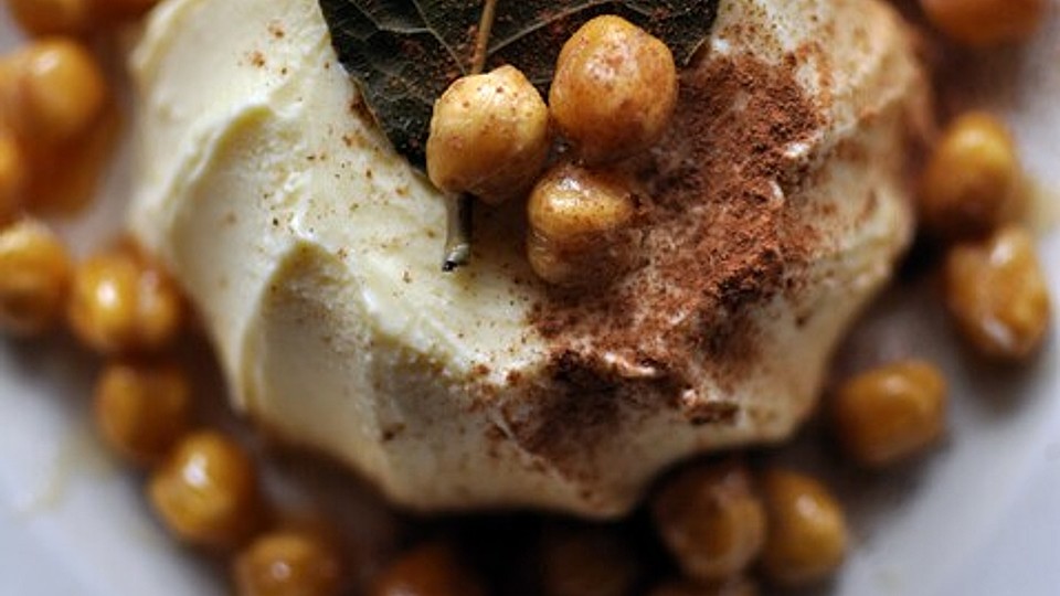Ricottaeis mit warmen Honig-Zimt-Kichererbsen
