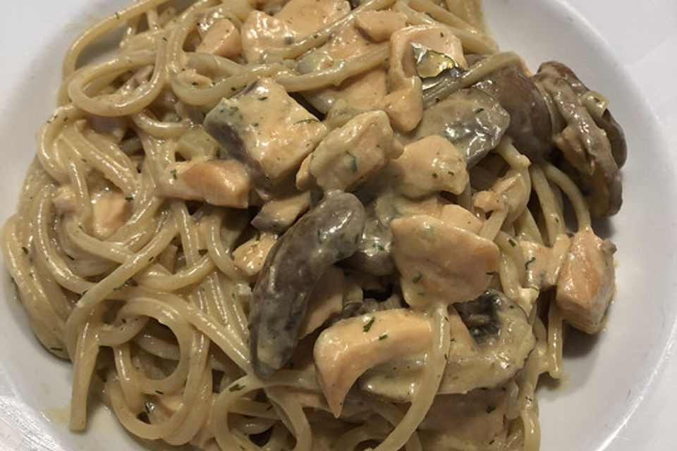 Spaghetti mit Lachs und Champignons