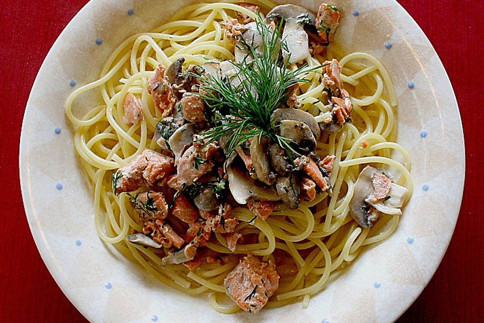 Spaghetti mit Lachs und Champignons