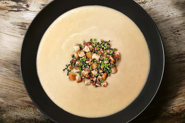 Sellerie-Pastinaken-Steinpilz-Suppe mit weißer Schokolade und Haselnuss ...