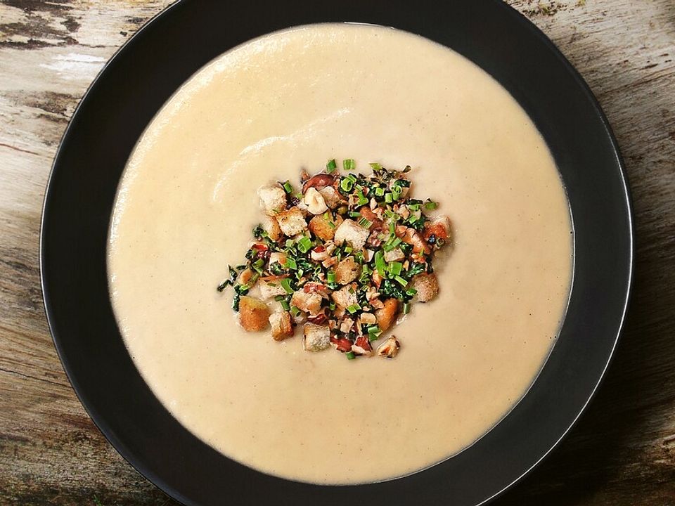 Sellerie-Pastinaken-Steinpilz-Suppe mit weißer Schokolade und Haselnuss ...