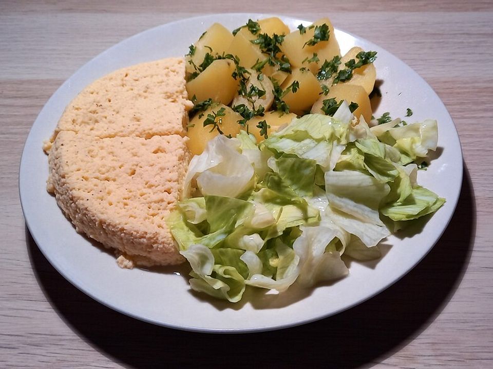 Kartoffeln mit Rührei und Salat von AronG| Chefkoch