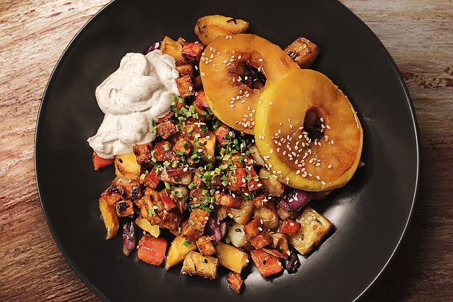 Mariniertes Ofengemüse mit glasiertem Apfel, Knuspertofu und Fenchel ...
