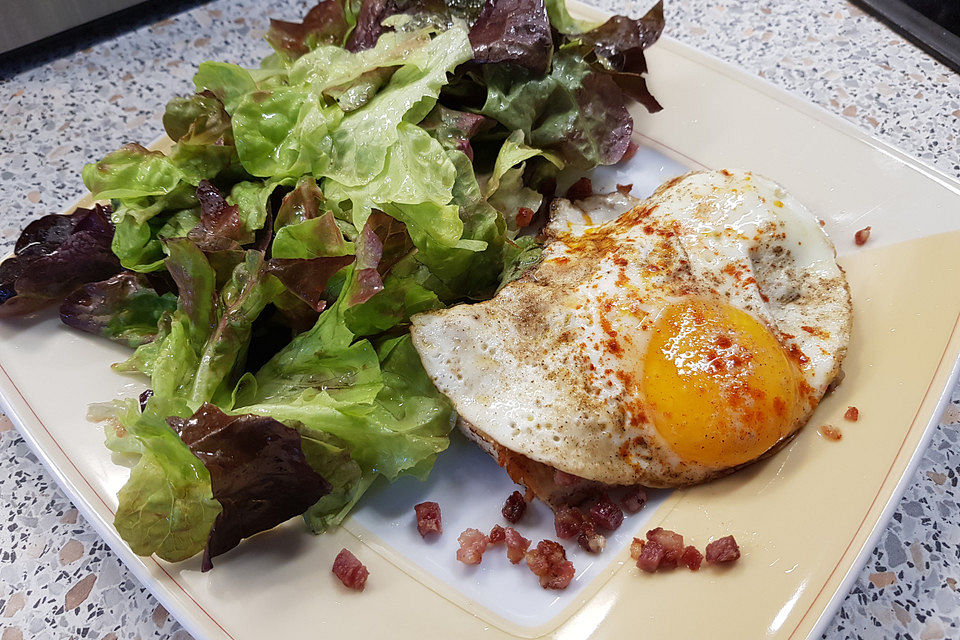 Putensteak mit Spiegelei und Salat