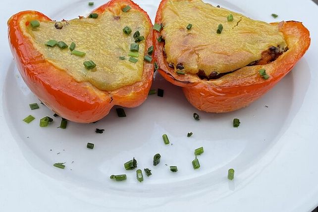 Vegane gratinierte Paprika mit Linsen-Karotten-Füllung und Hefeschmelz ...